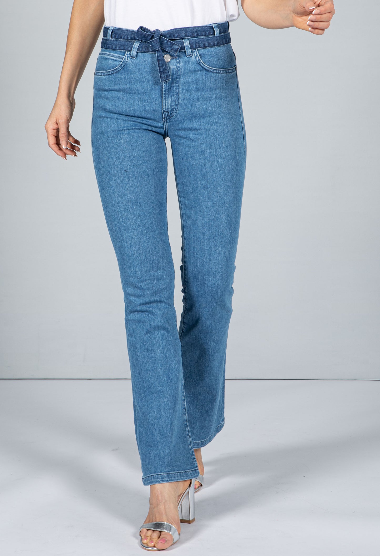 HIGH RISE LOOSE BOOTCUT JEANS WITH BELT