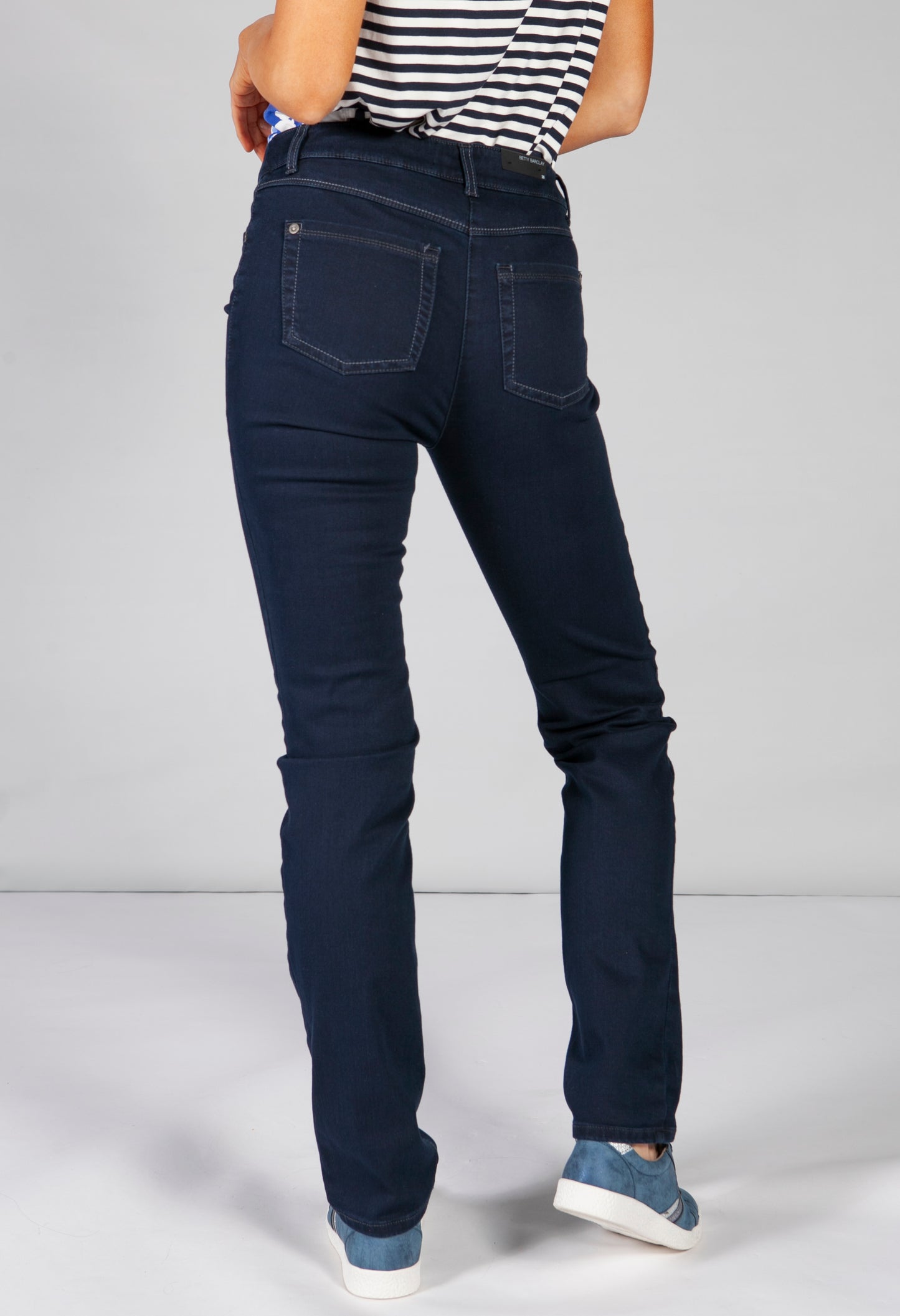 basic jeans in dark blue