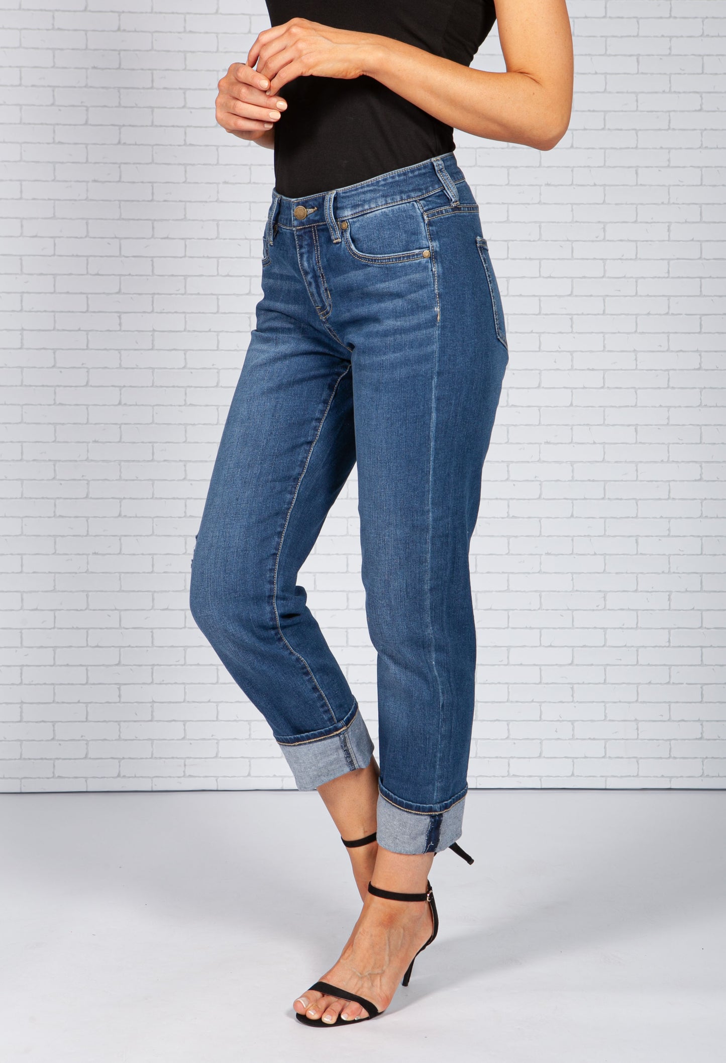 Mid Wash Mom Jeans *Recommend 1 Size Down*