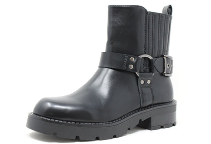 A black leather boot with faux fur lining, featuring a buckle detail and a round toe. The boot has a zip closure and a 4cm platform sole.