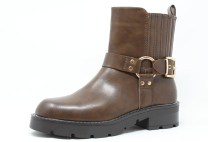 A brown leather boot with faux fur lining, featuring a buckle detail and a round toe. The boot has a zip closure and a 4cm platform sole.