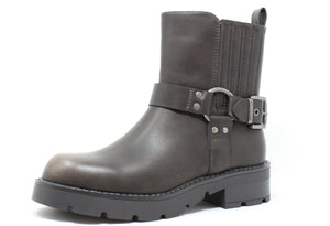 A dark brown leather boot with faux fur lining, featuring a buckle detail and a round toe. The boot has a zip closure and a 4cm platform sole.