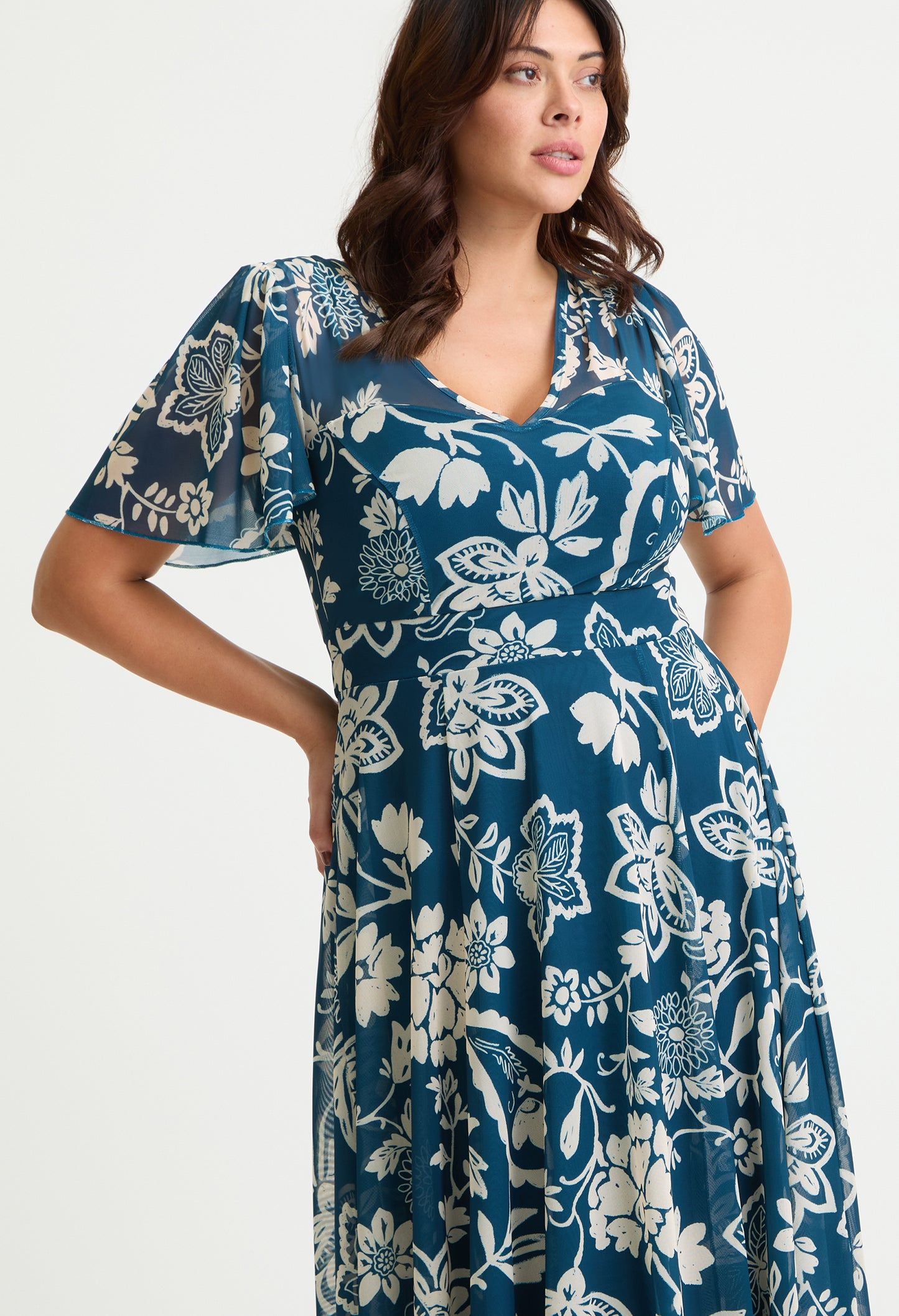 Tilly Angel Sleeve Sweetheart Curve+ Dress