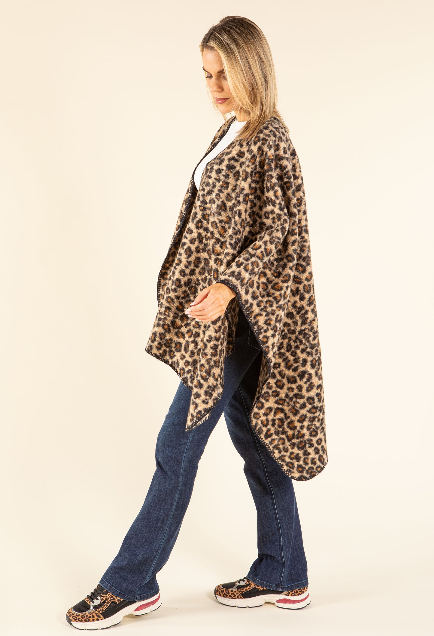 Soft Boucle Leopard Cape