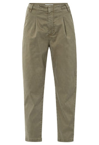 Pleated Trousers with chino pockets