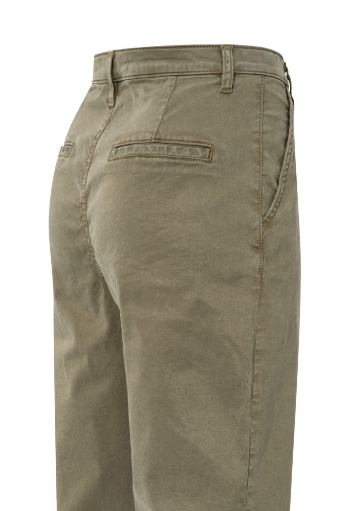 Pleated Trousers with chino pockets