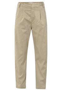 Pleated Trousers with chino pockets