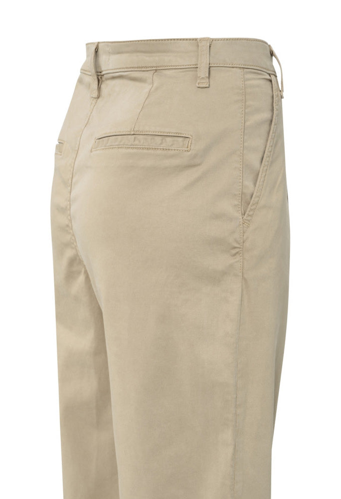 Pleated Trousers with chino pockets