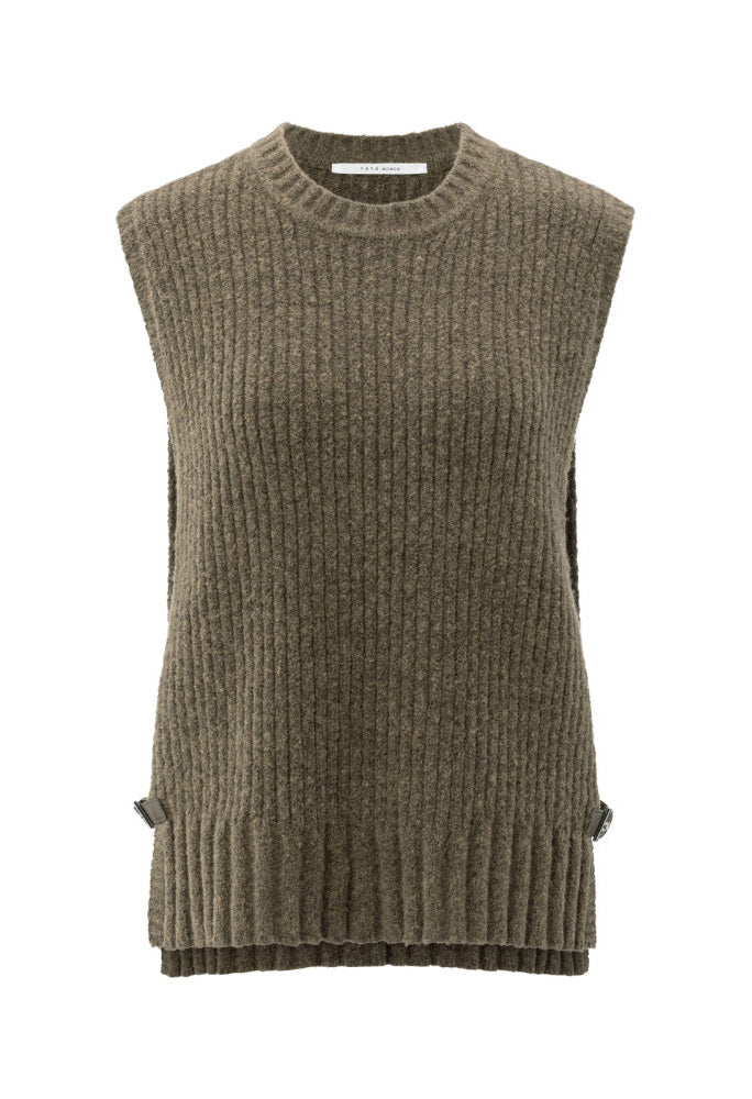 Ribbed sleeveless sweater
