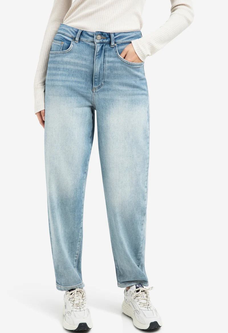 Loose Fit High Waist Jeans
