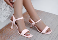 Low heel with a slim heel and adjustable ankle strap