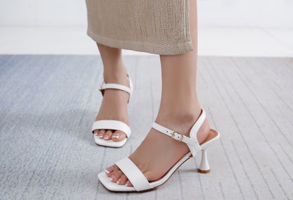 Low heel with a slim heel and adjustable ankle strap