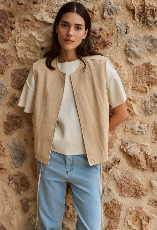 Sleeveless summer jacket with drawstrings