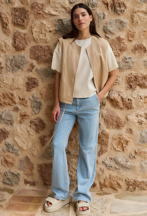 Sleeveless summer jacket with drawstrings