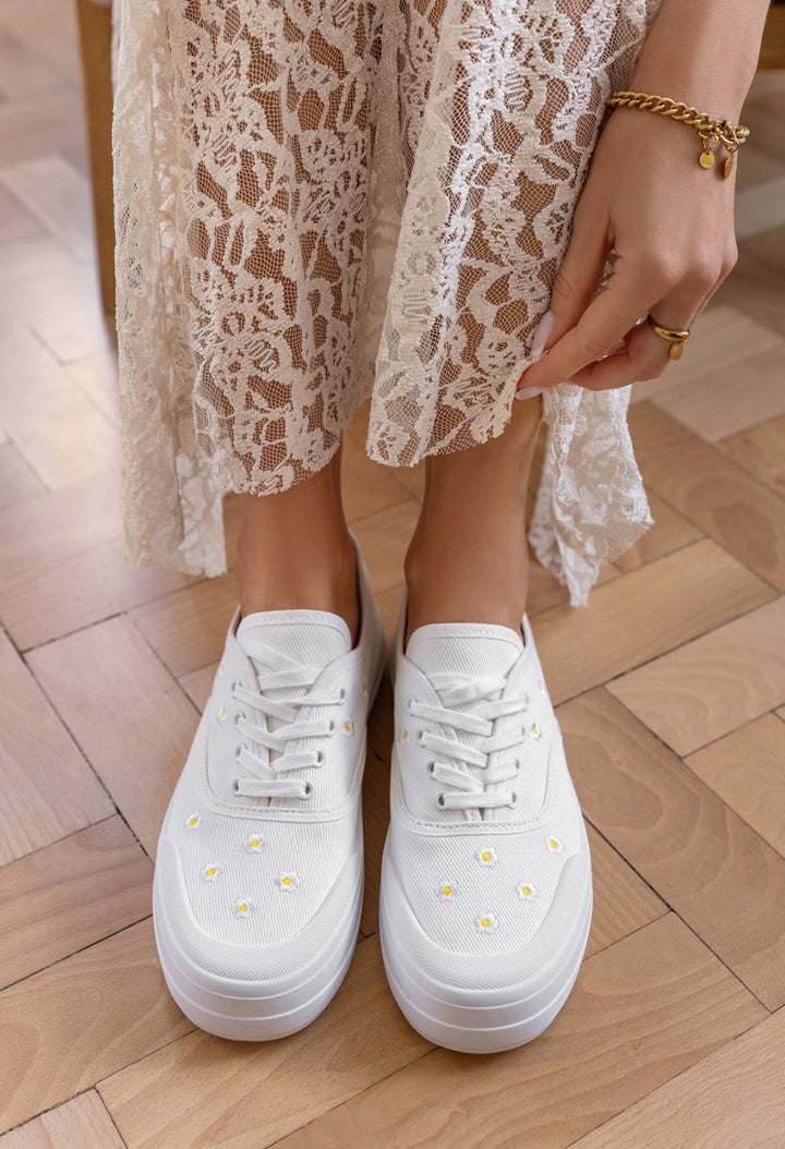 daisy white trainer