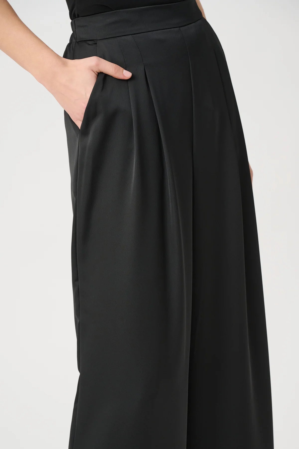 High-waisted Pleated Trousers