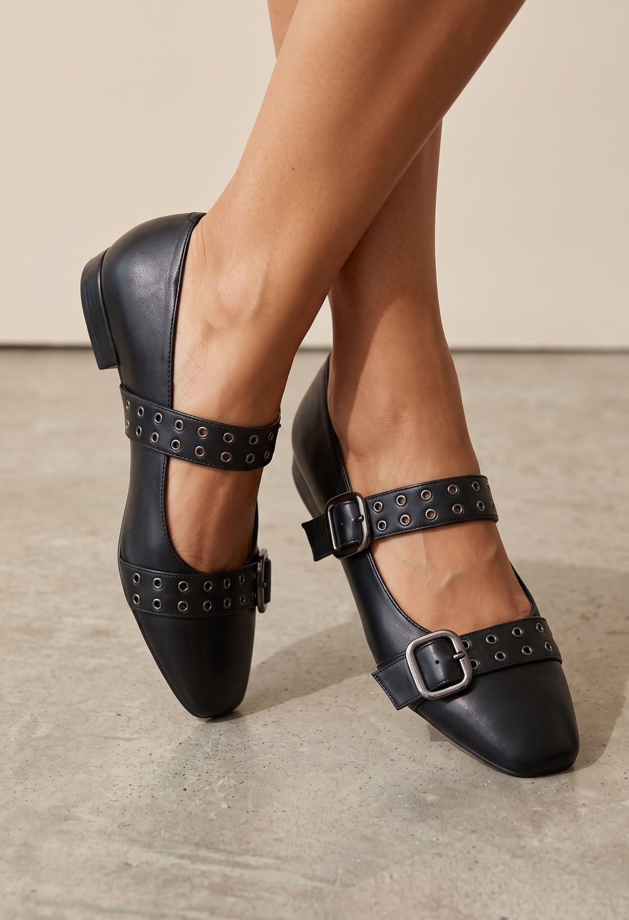 ballerina flat shoe with buckle details