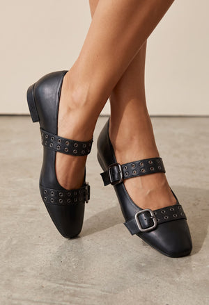 ballerina flat shoe with buckle details